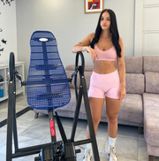 Mujer apoyada en Tabla de inversion VELLOFIT 300