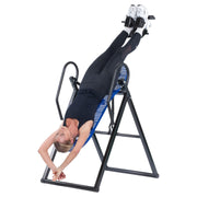 Mujer tumbada en la tabla de inversión VELLOFIT 300 hacia abajo